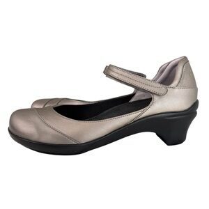 ARAVON Maya Mary Jane Pumps Women's Size 10 Gray Pewter Metallic Comfort Shoe